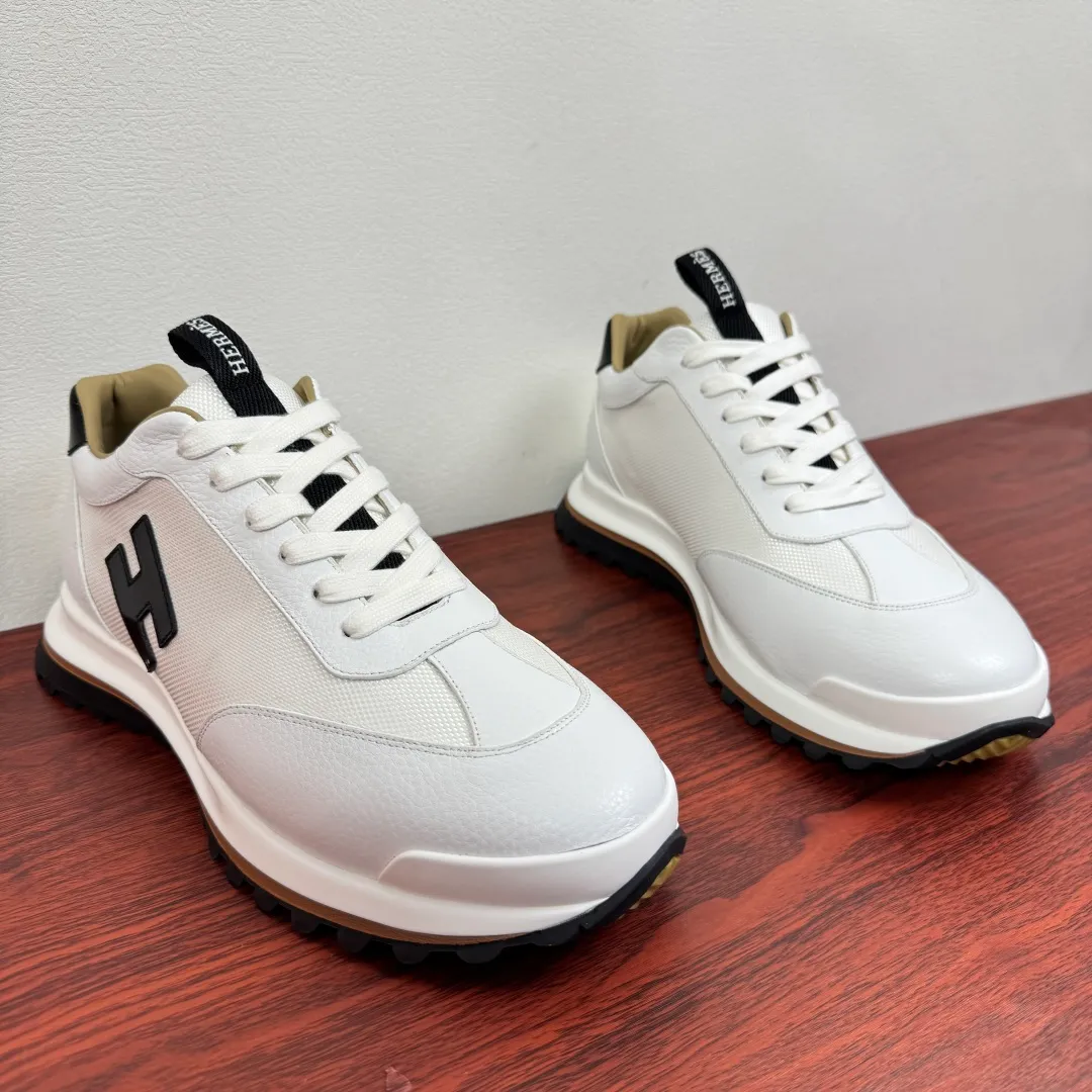 Batch 740 HERMES/Hermès men’s new sports shoes, rhythmic casual shoes: crafted with luxurious materials, luxurious walking experience! The upper is made of top-grade calfskin, with a fine texture like silk caressing the fingertips. The flexible texture is suitable for a variety of scenes; some shoes are integrated with breathable mesh, and the light breathing makes your steps refreshing at all times. The sole is made of high-elastic rubber composite material, and the carefully carved patterns give strong grip, making every step as stable as stepping on the clouds. At the same time, the cushioning and shock-absorbing technology is hidden in it, quietly eliminating the impact of the road. From urban commuting to outdoor walking, Hermès uses luxurious materials and craftsmanship to make every step a double luxury of texture and comfort, showing the brand's ultimate pursuit of details and quality in every inch. Size: 39-40-41-42-43-44 leather shoe size (38.45.46 can be customized) Item number: H25286 leather mesh white